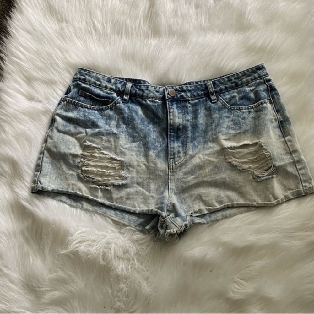 Forever 21 Shorts Women’s‎ Size 16 Distressed Blue Jean